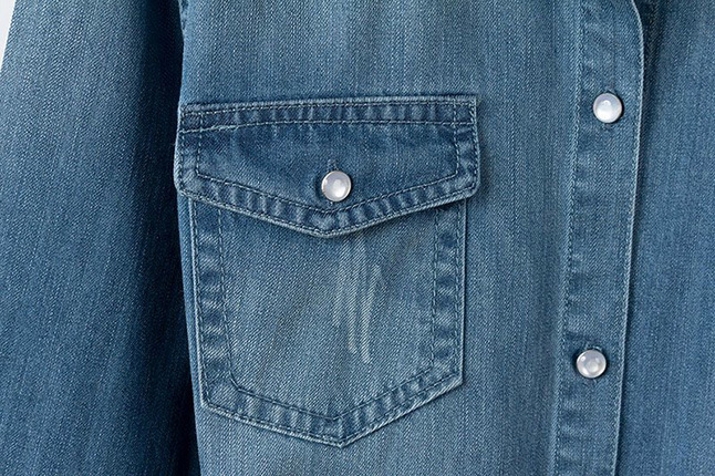 Long-sleeved Denim Shirt Collar And Long Sections On The Shirt Pocket ...